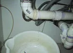 Как устранить течь канализации - чем заделать трубу