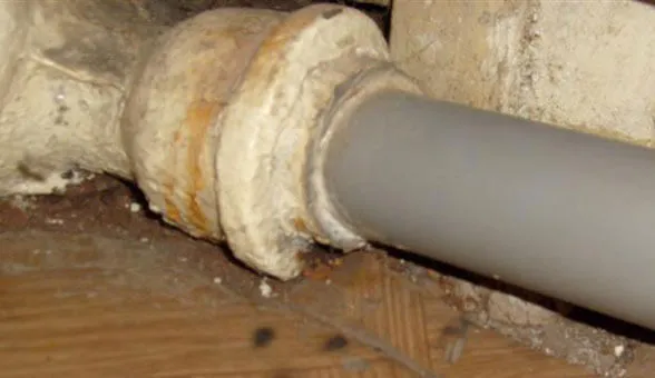 Как соединить чугунную канализационную трубу с пластиковой: соединение .