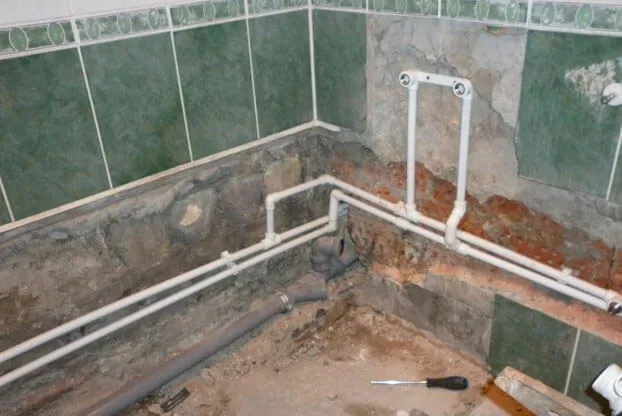 замена канализационных труб в ванной